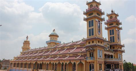 Cao Dai Temple, Un Edificio Storico con Un'Atmosfera Mistica!