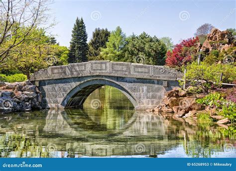  Il Ponte di Pietra: Un viaggio indietro nel tempo e una meraviglia ingegneristica in Shizuishan!