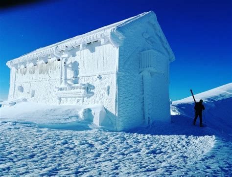  La Casa del Ghiaccio: Un Rifugio Inaspettato nel Cuore Africano!