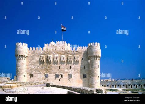 La Cittadella di Qaitbay: Una Fortezza Storica con Vista Mozzafiato sul Mar Mediterraneo!