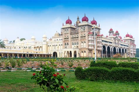 Il Mysore Palace: Un Palazzo Reale Indiano Scintillante di Storia e Architettura Splendida!