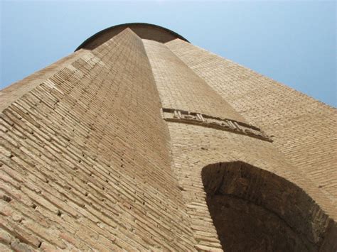 Il Gonbad-e Qabus: Una Torre Storica di Mistero e Bellezza!