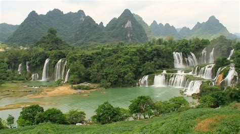 Il Lago Bantan: Un gioiello scintillante nascosto tra le montagne del Guangxi!