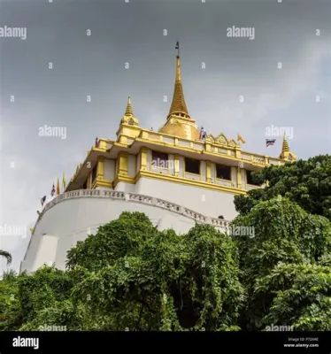 Il Wat Phu Khao Thong: Una montagna di Buddha d'oro e vista mozzafiato!