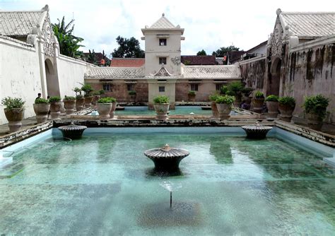  Taman Sari: Una Cittadella Subacquea di Splendidi Giardini e Misteriosi Canali!